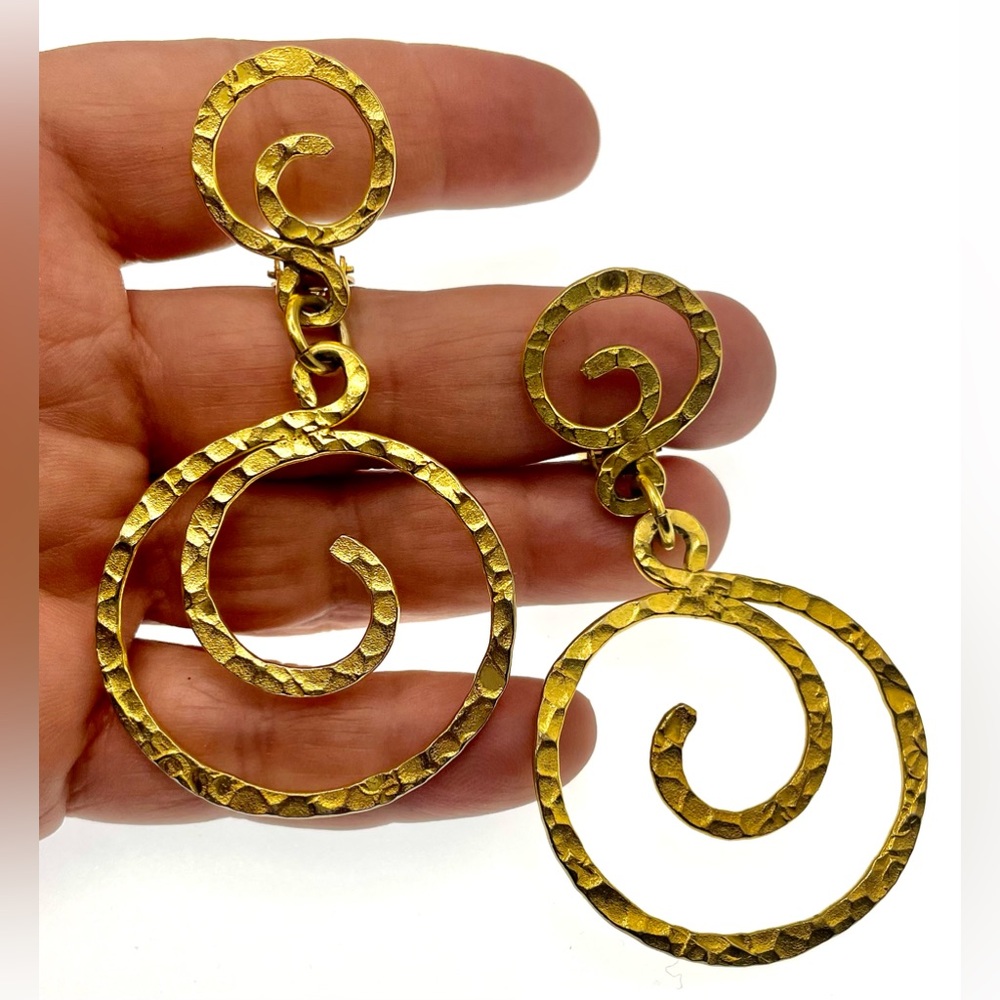 Vintage Gold Tone Hammered Scroll Design Dangle Clip In Earrings Made in Greece - Picture 9 of 9